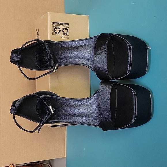 Woman shoe size 9 I'm not sure of the brand - Picture 3 of 6